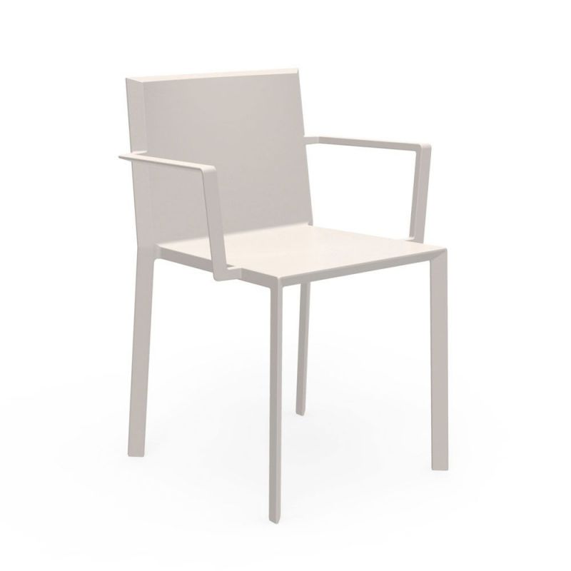 Comprueba la elegancia de lo simple con el sillón con brazos Quartz