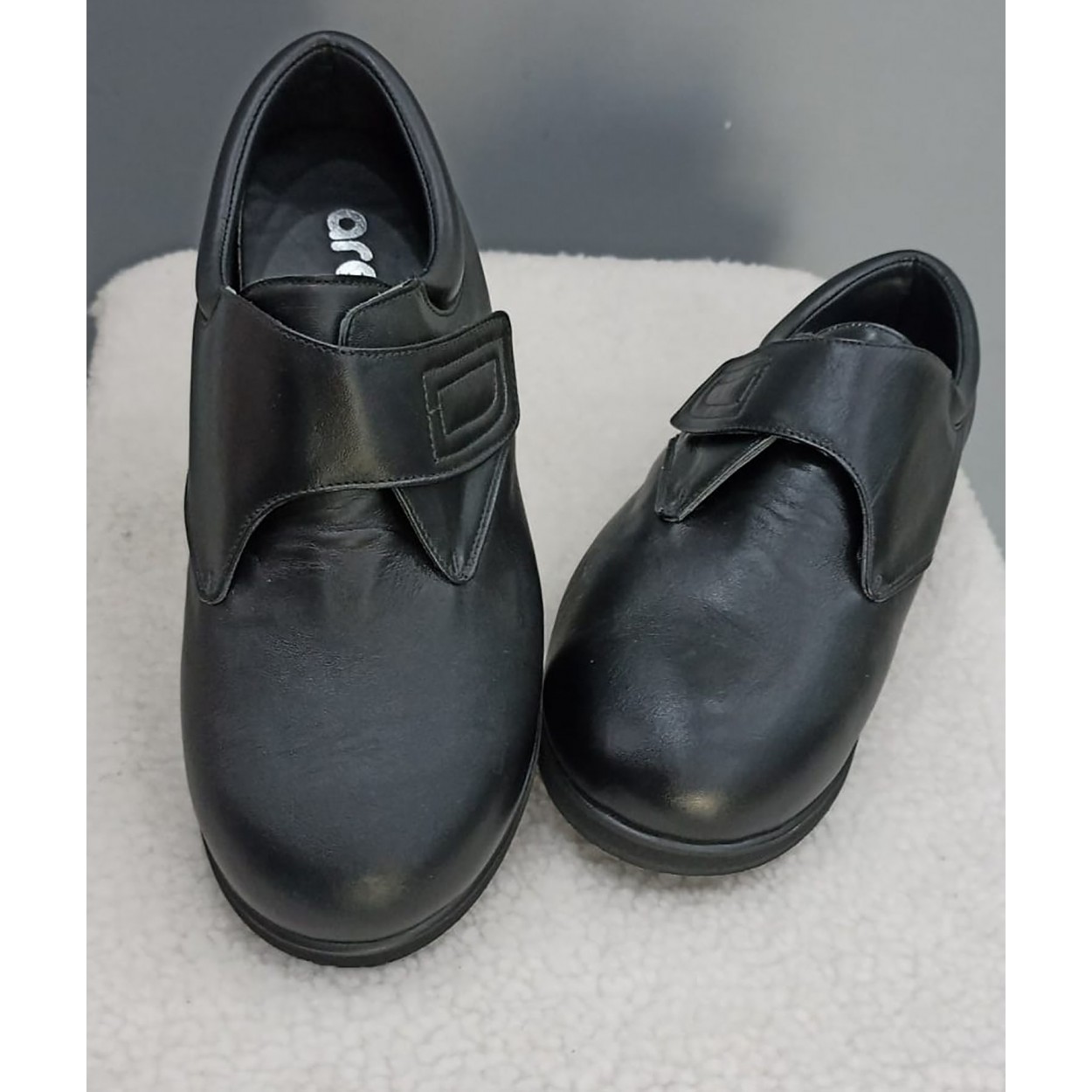 ZAPATO CABALLERO COLOR NEGRO CON VELCRO. TALLA 43